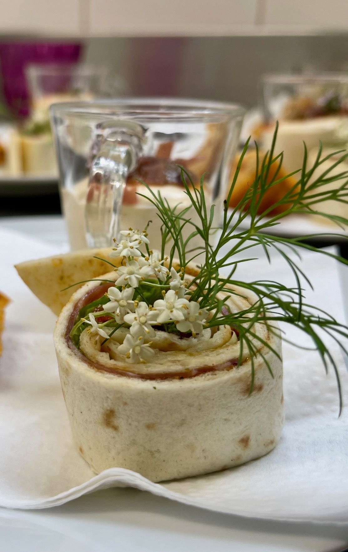 Ensemble de salle à manger en bois brun à l'intérieur d'une pièce