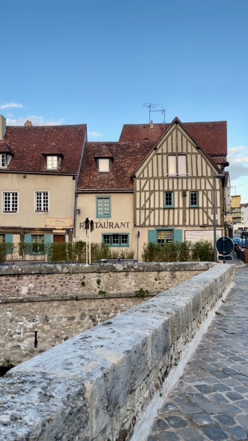 Ensemble de salle à manger en bois brun à l'intérieur d'une pièce