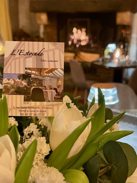 Ensemble de salle à manger en bois brun à l'intérieur d'une pièce