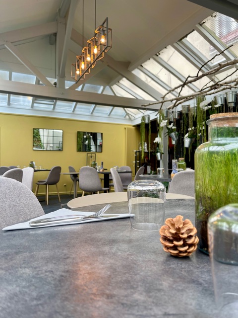 Ensemble de salle à manger en bois brun à l'intérieur d'une pièce