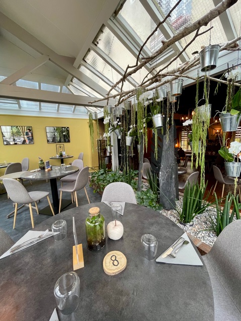 Ensemble de salle à manger en bois brun à l'intérieur d'une pièce