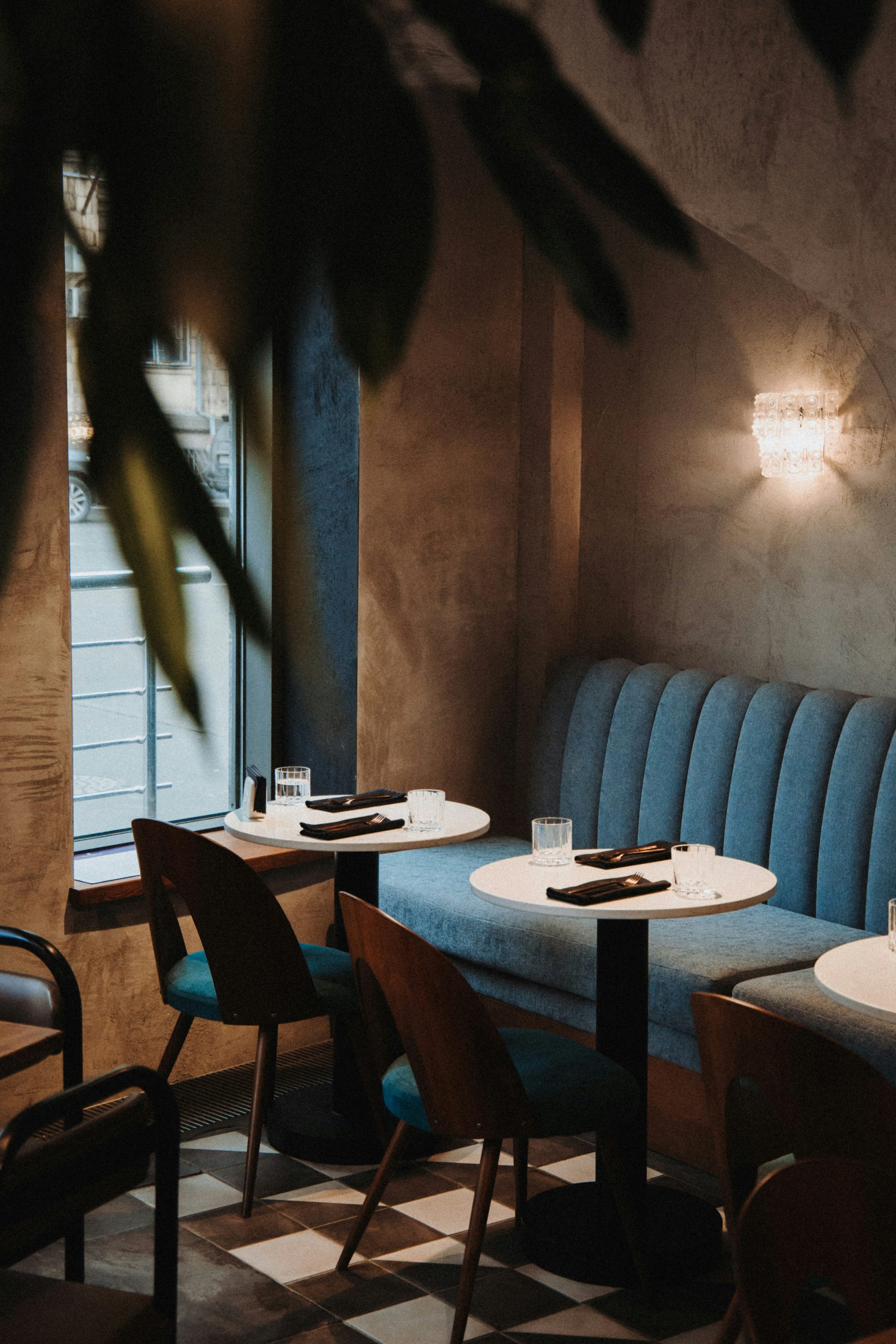 Table ronde blanche avec chaises